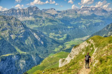 Alplerdeki dağ manzarası. Yürüyüşçülerin gittiği bir yol.