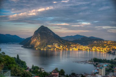 Ticino, İsviçre 'deki Lugano Gölü' nün ilk manzarası. Yaz boyunca gün doğumu