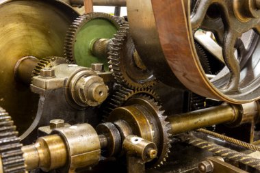 İsviçre 'de dişlileri, kemeri, tekerlekleri, topları ve telleri olan eski tekstil makineleri