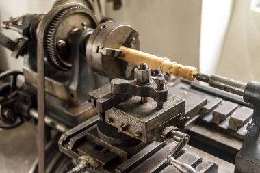 Eski endüstriyel odun çevirme makinesi