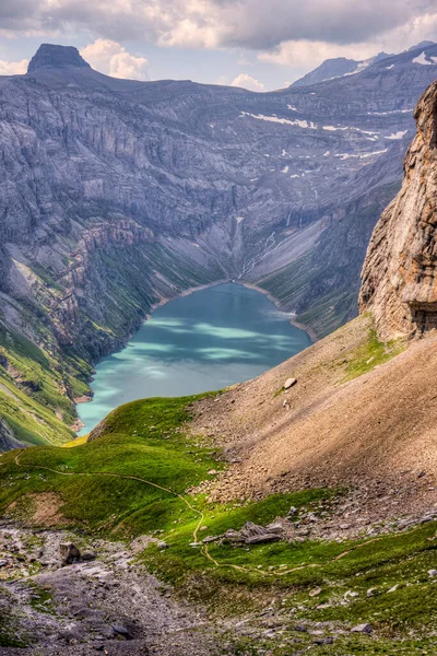 Limmerensee Gölü. Erken güneş ışığı. Glarus, İsviçre