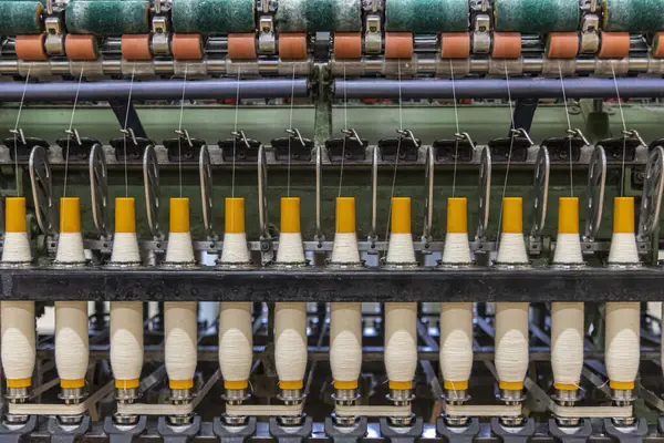Stare Maszyny Wirujące Pracujące Starej Fabryce Włókienniczej — Zdjęcie stockowe