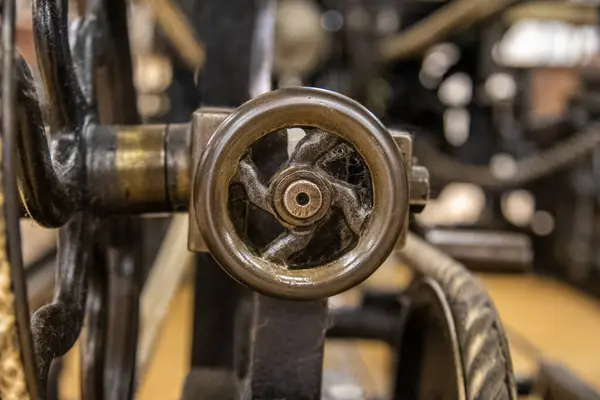 Çarkları Boruları Tekerlekleri Olan Eski Bir Makinenin Ayrıntıları — Stok fotoğraf