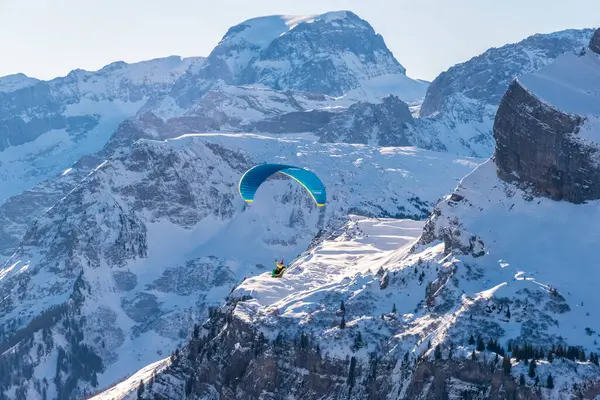 Todi Dağı Ndaki Sviçre Nin Önemli Tepelerinden Birinde Paraşütle Atlıyor — Stok fotoğraf