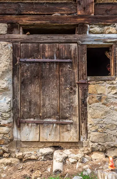 Старая Деревянная Дверь Сарае Швейцарских Альпах — стоковое фото