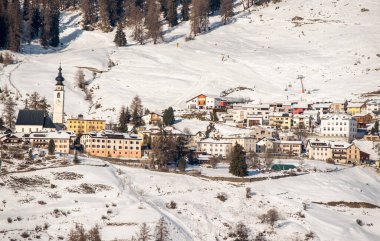 Graubunden İsviçre 'deki Ftan köyünün kış manzarası