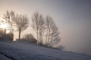 Dağlarda kış sabahı