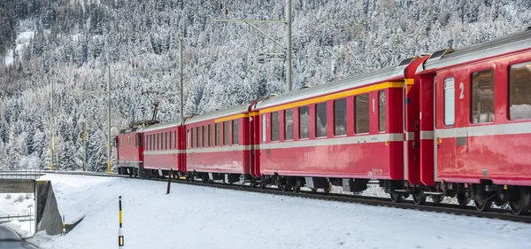 İsviçre Alpleri 'nde kışın kırmızı tren