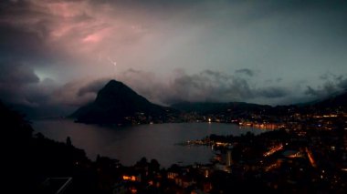 Lugano, İsviçre 'de şiddetli yıldırımlı bir fırtına. Yavaş çekim