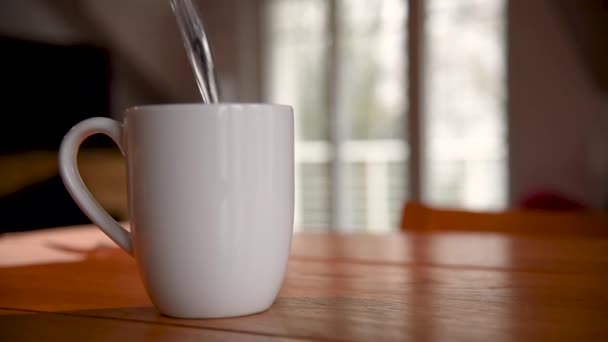 Χύνοντας Ζεστό Νερό Ετοιμάζοντας Ένα Φλιτζάνι Τσάι — Αρχείο Βίντεο