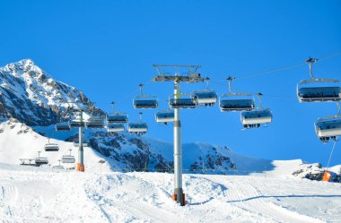 Ski lift İsviçre Alpleri'nde