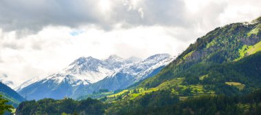 Yazın İsviçre 'de dağ manzarası
