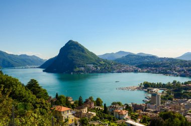 Yazın Lugano Gölü 'nün panoramik manzarası