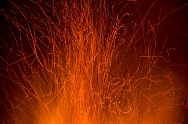 Kıvılcımlar saçar.