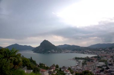 Lugano 'daki San Salvatore dağının panoramik manzarası. Güneş ışığını filtreleyen bulutlar.