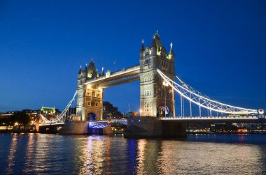 Tower Bridge Londra 'nın akşam manzarası