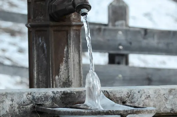 Tarasp Sviçre Dondurulmuş Çeşme — Stok fotoğraf