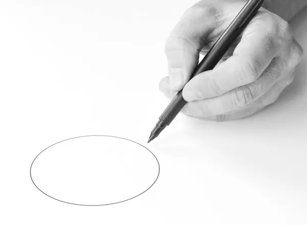 円のペンが付いている孤立した手の書き込み — ストック写真
