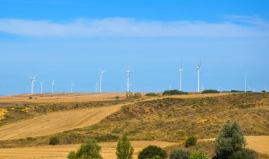 İspanya 'da bir tarlada rüzgar türbinleri