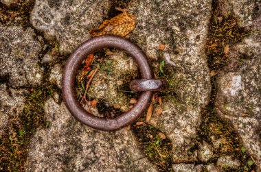 Taştaki bir demir yüzük.