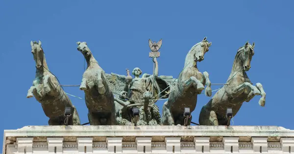 Estátua Vitória Portas Palácio Romano Justiça — Fotografia de Stock