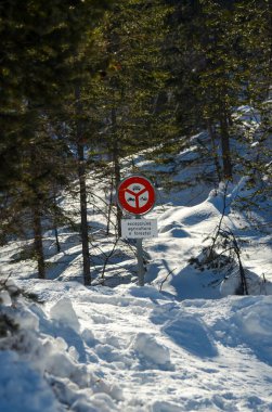 İsviçre Alplerinde yasak işareti var.