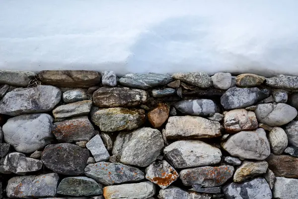 Kar Ile Taş Duvar Dokusu Arka Planı — Stok fotoğraf