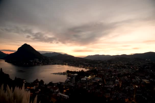 Hareketi Durdur Lugano Gölünün Üzerinde Gün Batımı Işıklar Yanıyor — Stok video