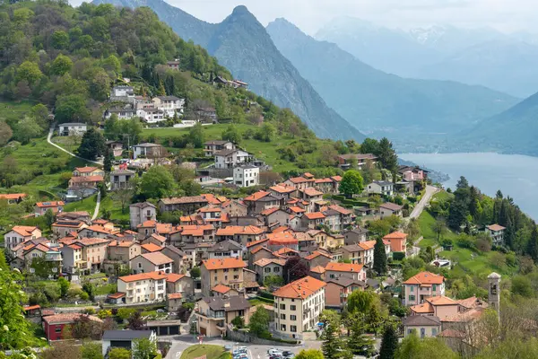 İsviçre dağlarındaki eski Bre kasabası