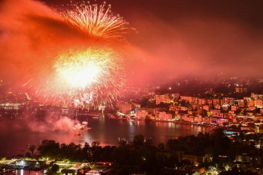 İsviçre ulusal kutlamaları sırasında Lugano Gölü 'nde havai fişekler.