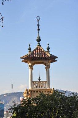 Barselona 'da Torre de Collserola ağaçlarıyla güzel bir kule.