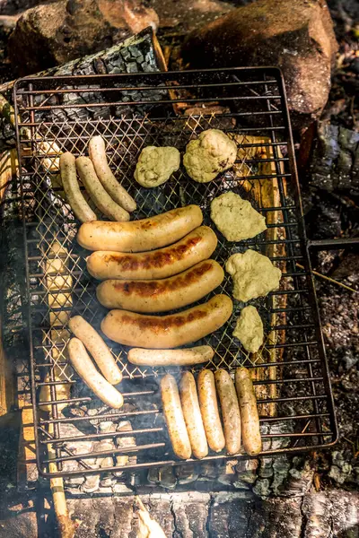 Cozinhar Salsichas Com Salsichas Uma Churrasqueira Floresta — Fotografia de Stock