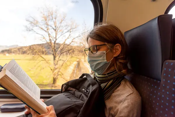 Молодые Пассажиры Поезде Швейцарии Время Коронавиру — стоковое фото