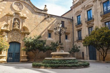 Solsona 'da Plaza de Obispo, Katalunya İspanya, meydanın ortasında fıskiye ve lamba var.