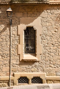 Katalonya 'nın ortaçağ katalonya şehri Solsona' da eski taş çerçeveli eski bir sokak penceresi, İspanya