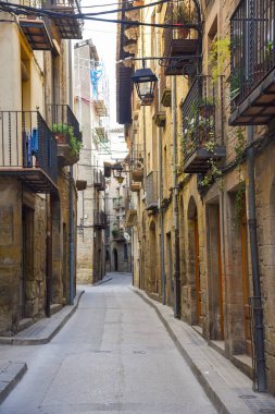Katalonya 'nın ortaçağ katalan kasabası Solsona' nın eski sokak manzarası, İspanya