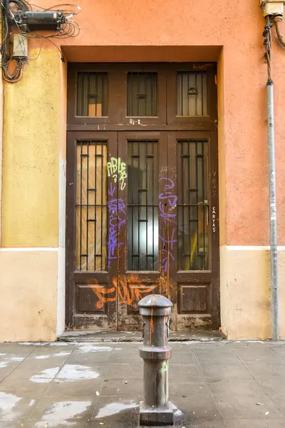 Barselona, Katalona, İspanya sokaklarındaki eski kapı