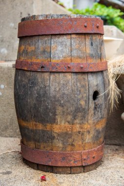 Tahta bir masada eski bir şarap fıçısı