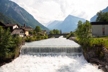 Arka planda Alpler olan Linth Nehri 'nin Glarus görünümü