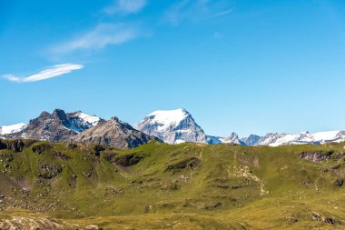 Glarus İsviçre 'deki Alpler manzaralı dağın zirvesinde.