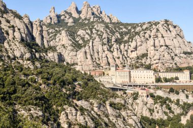 Katalonya 'daki Montserrat Manastırı' nın manzarası kayalık güzel bir dağa karşı İspanya