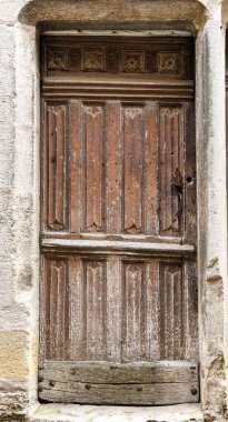Taşlanmış eski bir çerçevede eski ahşap bir kapı.