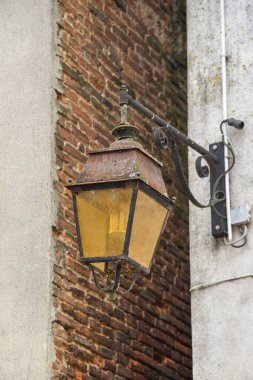 Klasik sokak lambası Fransa 'da duvara vidalanmış.