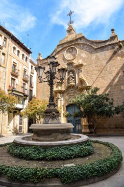 Solsona, Katalunya İspanya 'daki Plaza del Obispo, meydanın ortasında fıskiye ve lamba var.