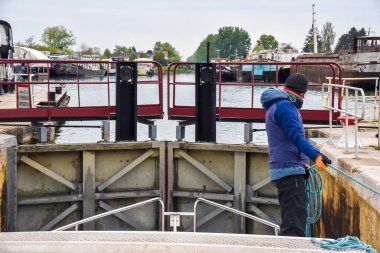 Fransa 'da bir kanalda kilitli bir odaya kilitlenen bir kadın.