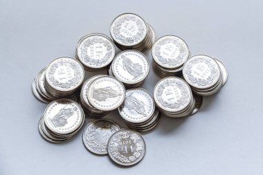 Beyaz arkaplana yayılmış bozuk para yığını