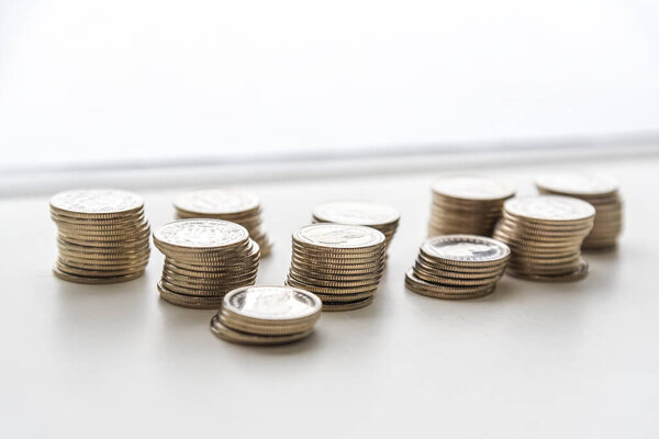 стопка монет на белом фоне