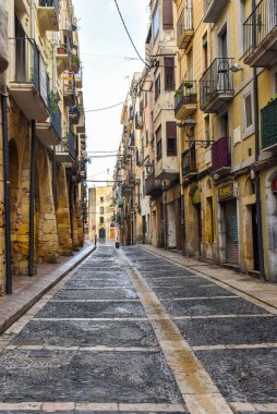 İspanya 'nın Tarragona şehrinde eski bir cadde.