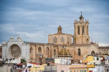 Tarragona şehrinin panoramik manzarası ve merkezinde katedral var.