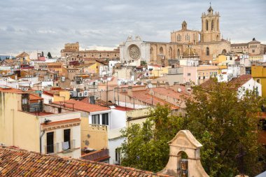 Tarragona şehrinin panoramik manzarası ve merkezinde katedral var.